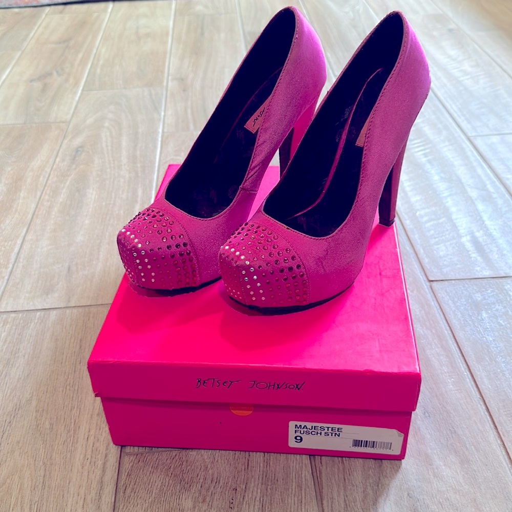 Betsey Johnson "Majestee" Fuchsia 1.5" Platform Square Toe 5" Heel Pumps Sz 9